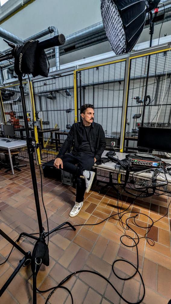 Interview-Set in einer Produktionshalle