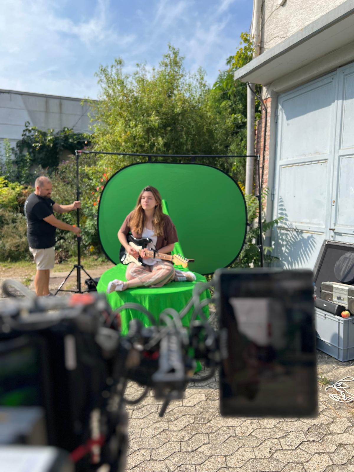 Mimose in front of the green screen on set